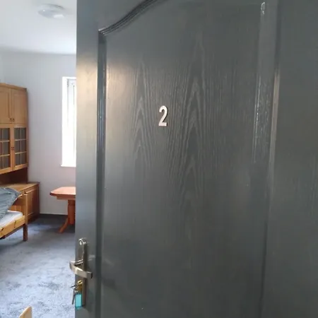 Apartment Tanie Pokoj Nr 2 1-3 Osobowy Z Lazienka Na Korytarzu