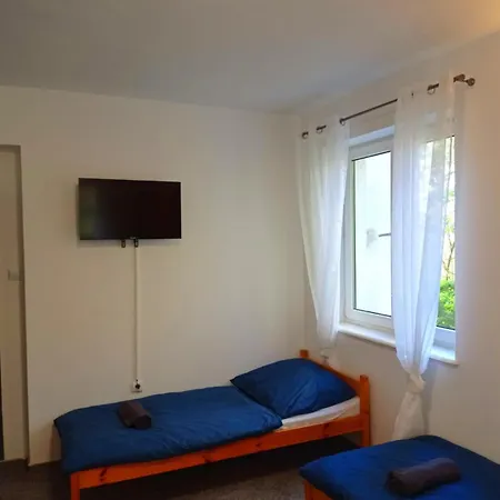 Tanie Pokoj Nr 2 1-3 Osobowy Z Lazienka Na Korytarzu Apartment *
