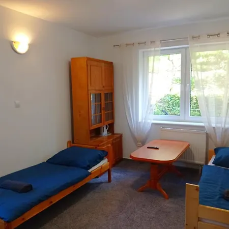 Apartment Tanie Pokoj Nr 2 1-3 Osobowy Z Lazienka Na Korytarzu